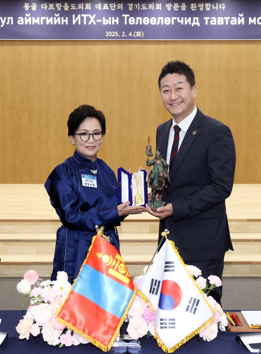 김진경 경기도의회 의장이 4일 몽골 다르항올도의회 대표단을  맞아 긴밀한 협력과 대화를 지속하겠다고 밝혔다./사진제공=경기도의회